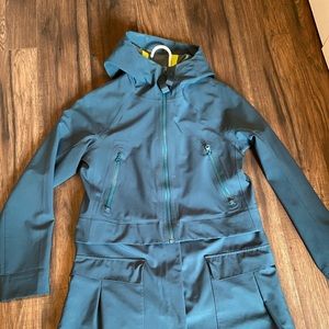 Lululemon 2-in-1 zip-off Teal Rain Jacket